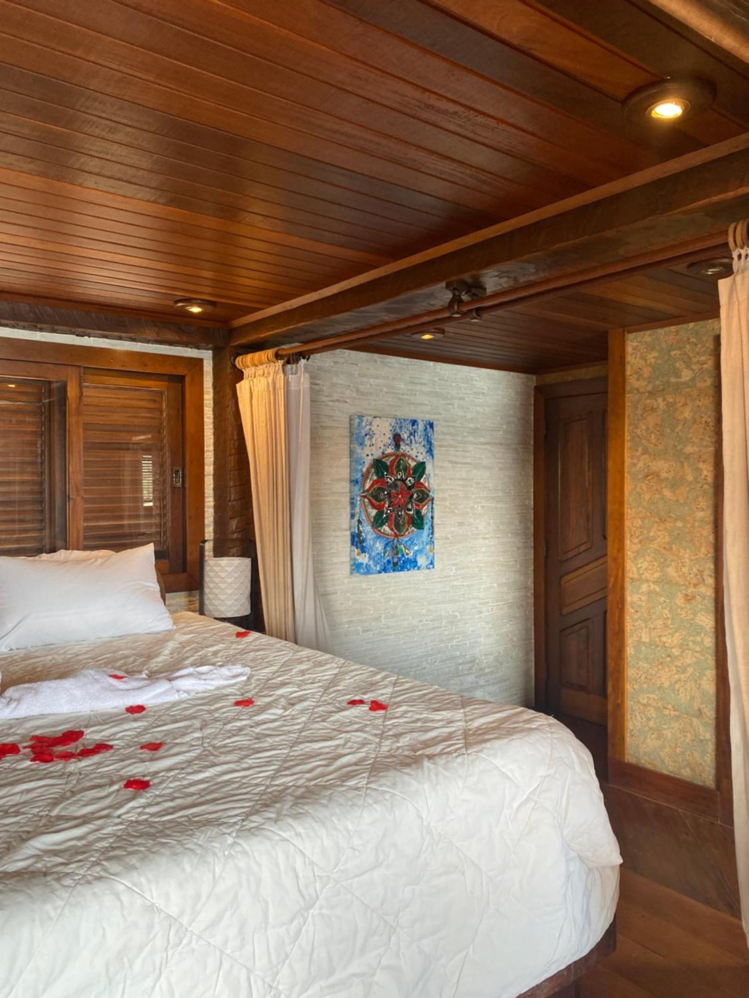 Habitación con cama extragrande y bañera de hidromasaje