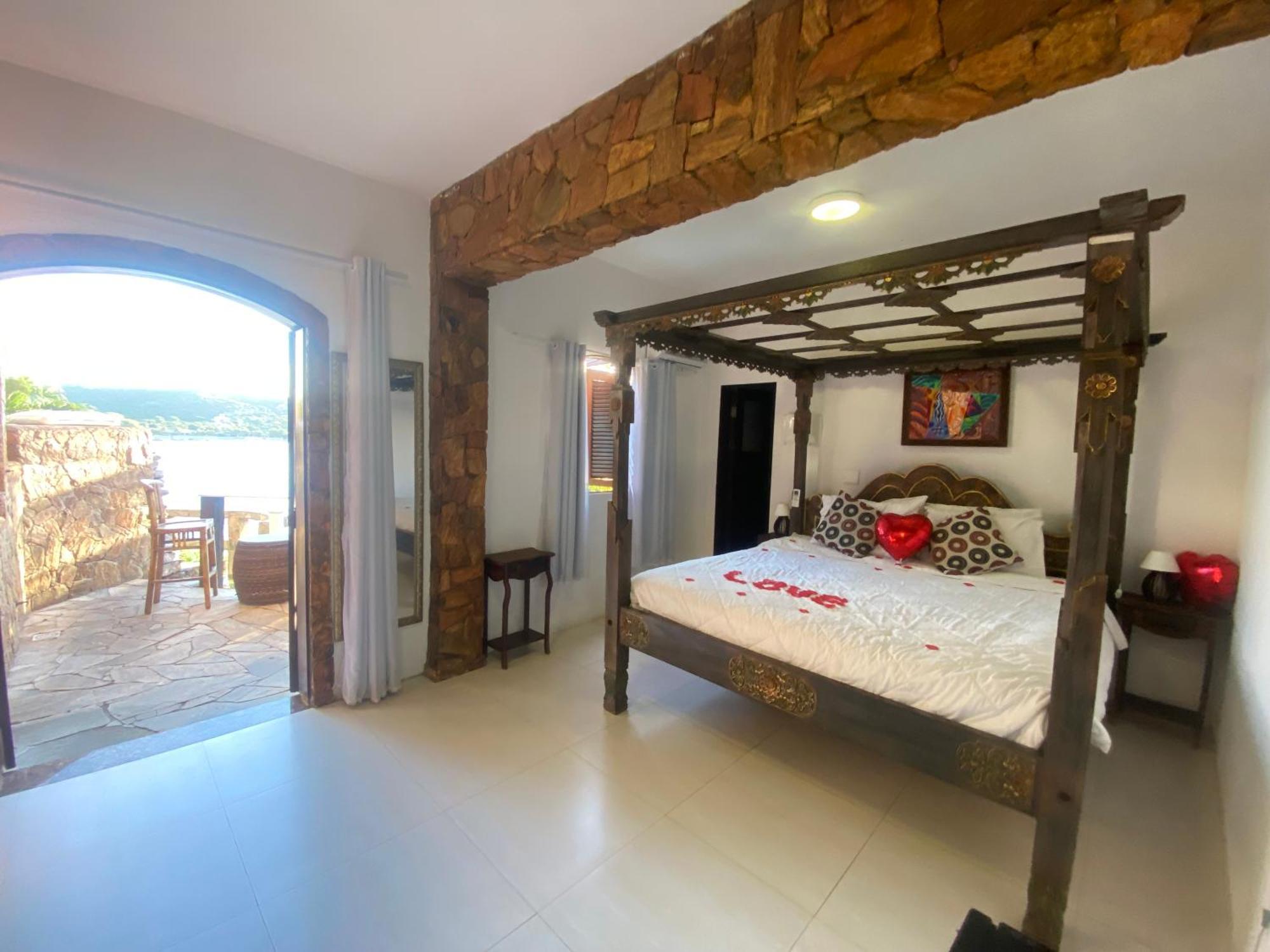 Suite con cama extragrande y vistas al mar